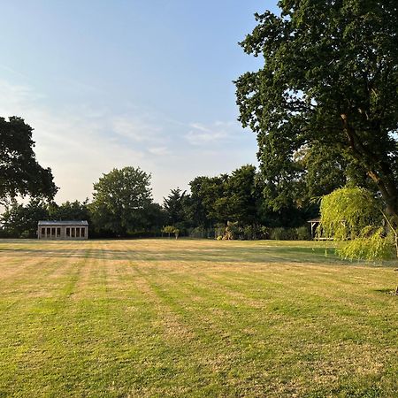 Stay At 'The Elms' In Tranquil Church Norton, Selsey - Ground Floor Bedroom, Own Private Bathroom, Quiet Beach, 2 Acre Garden By The Sea, On Edge Of Wildlife Nature Reserve المظهر الخارجي الصورة