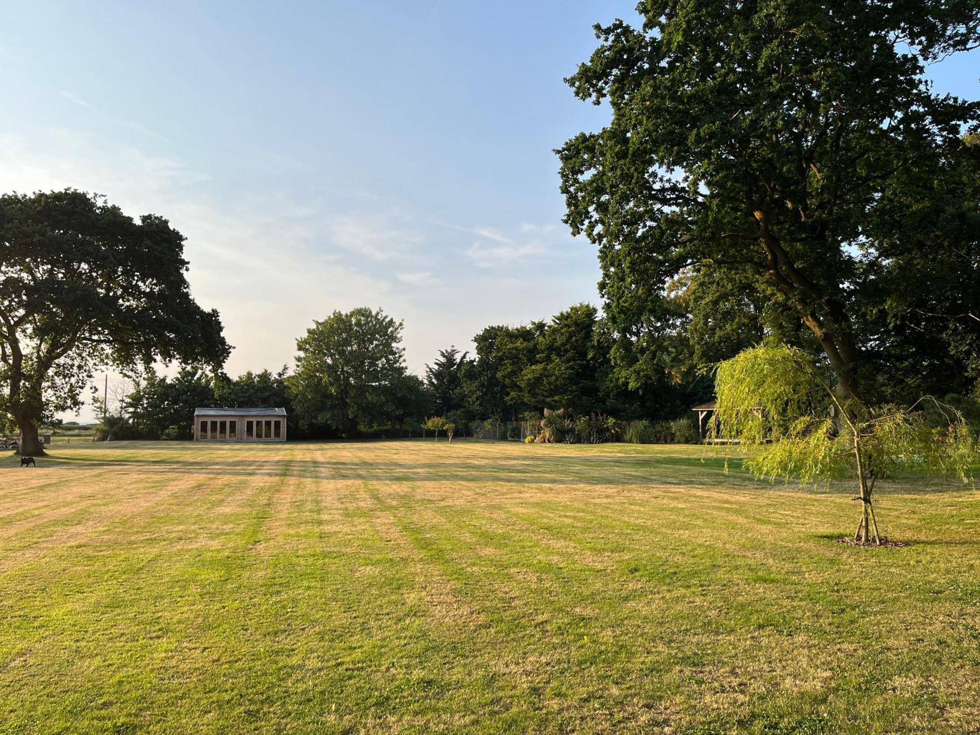 Stay At 'The Elms' In Tranquil Church Norton, Selsey - Ground Floor Bedroom, Own Private Bathroom, Quiet Beach, 2 Acre Garden By The Sea, On Edge Of Wildlife Nature Reserve المظهر الخارجي الصورة