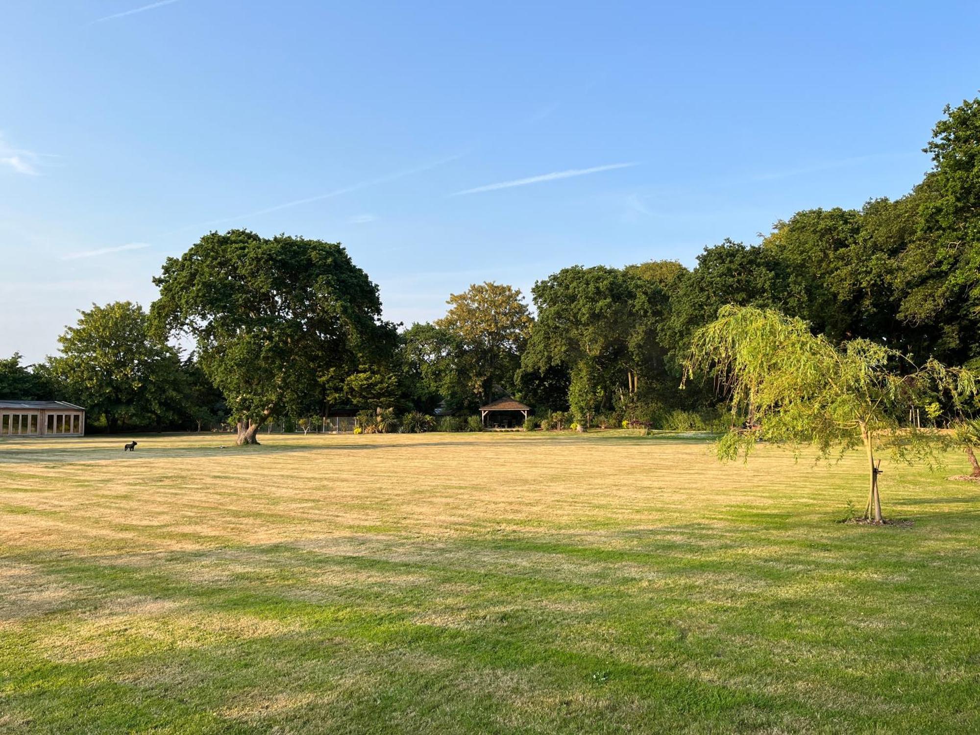 Stay At 'The Elms' In Tranquil Church Norton, Selsey - Ground Floor Bedroom, Own Private Bathroom, Quiet Beach, 2 Acre Garden By The Sea, On Edge Of Wildlife Nature Reserve المظهر الخارجي الصورة